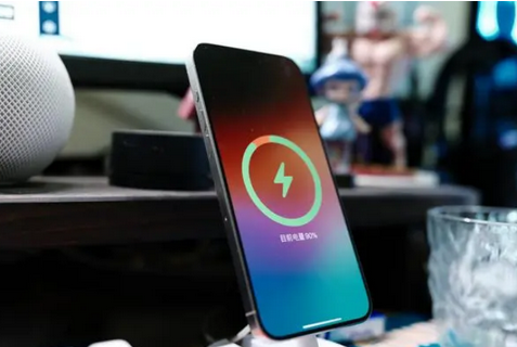 乐昌苹果15换屏服务分享用什么充电器给iPhone15充电更好 